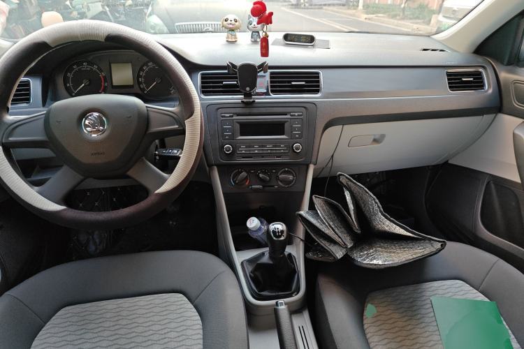 Used Skoda Rapid 2013 1.6L Manual Smart Selection Model Center Console