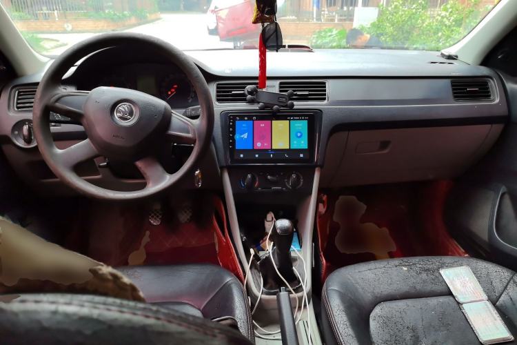 Used Skoda Rapid 2013 1.6L Manual Enjoyment Model Center Console