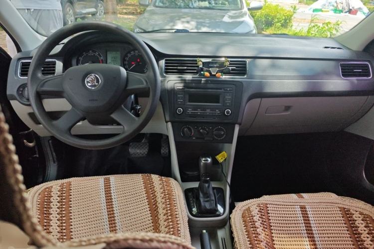 Used Skoda Rapid 2013 1.6L Automatic Smart Selection Model Center Console