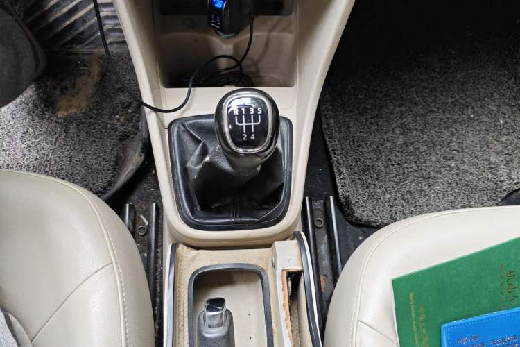 Used Skoda Rapid 2013 1.6L Manual Smart Selection Model Gear Lever