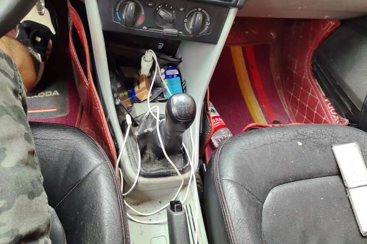 Used Skoda Rapid 2013 1.6L Manual Enjoyment Model Gear Lever