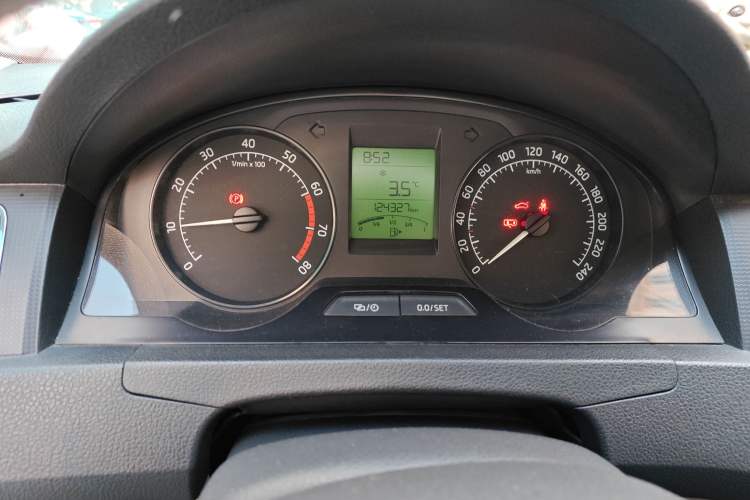 Used Skoda Rapid 2013 1.6L Manual Smart Selection Model Odometer Close Up