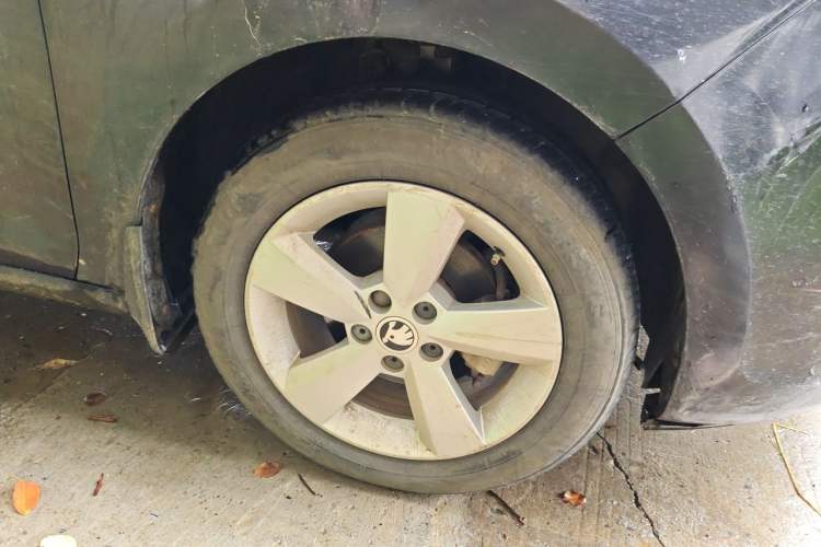 Used Skoda Rapid 2013 1.6L Manual Smart Selection Model Right Front Wheel Hub