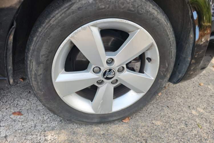 Used Skoda Rapid 2013 1.6L Automatic Smart Selection Model Right Front Wheel Hub