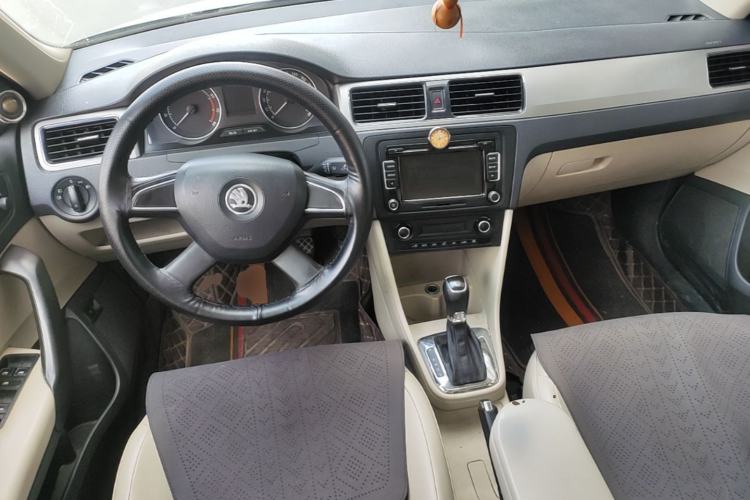 Used Skoda Rapid 2013 1.6L Automatic Smart Selection Model Center Console