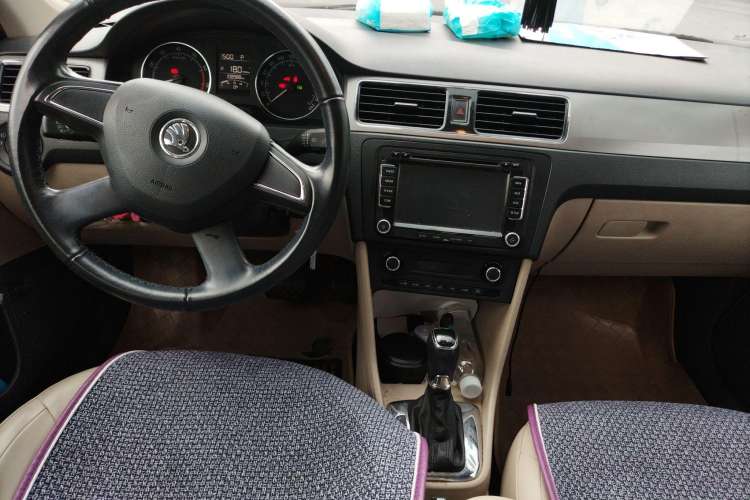 Used Skoda Rapid 2013 1.6L Automatic Preferred Model Center Console
