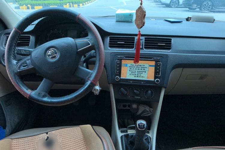 Used Skoda Rapid 2013 1.6L Manual Smart Selection Model Center Console