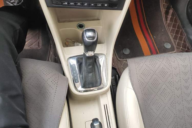 Used Skoda Rapid 2013 1.6L Automatic Smart Selection Model Gear Lever