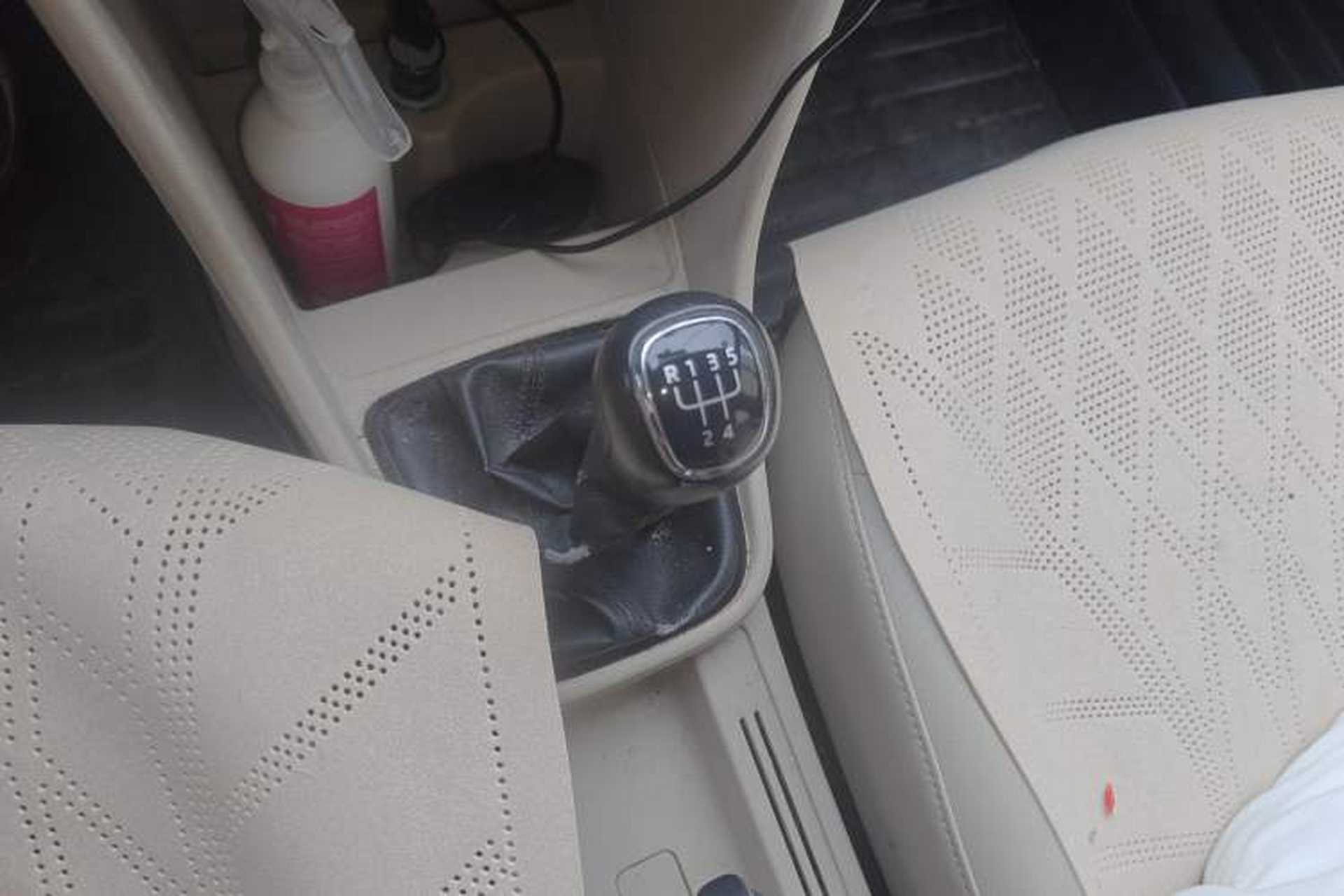 Used Skoda Rapid 2013 1.6L Manual Smart Selection Model Gear Lever