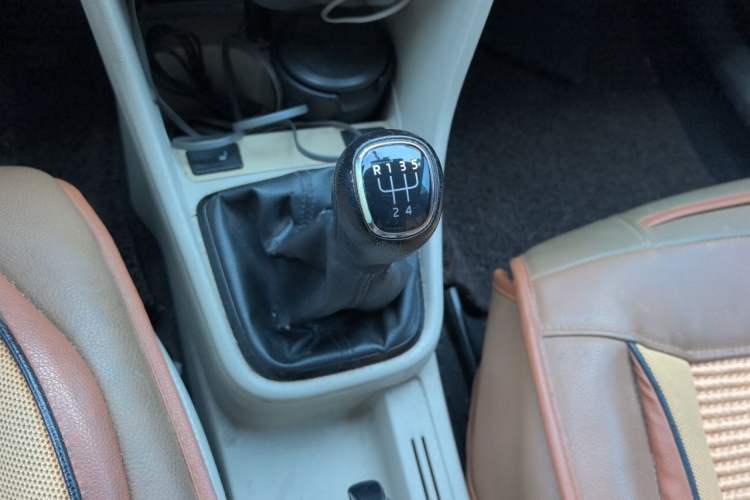 Used Skoda Rapid 2013 1.6L Manual Smart Selection Model Gear Lever