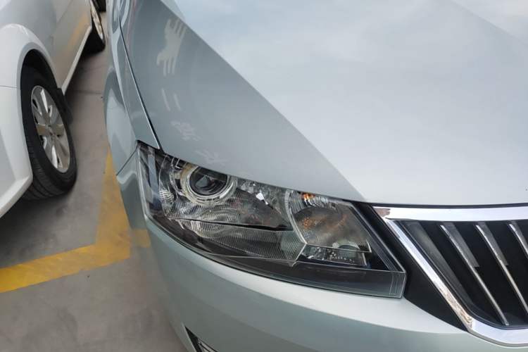 Used Skoda Rapid 2013 1.6L Automatic Smart Selection Model Right Front Headlight