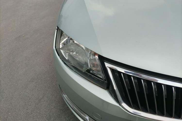 Used Skoda Rapid 2013 1.6L Automatic Preferred Model Right Front Headlight
