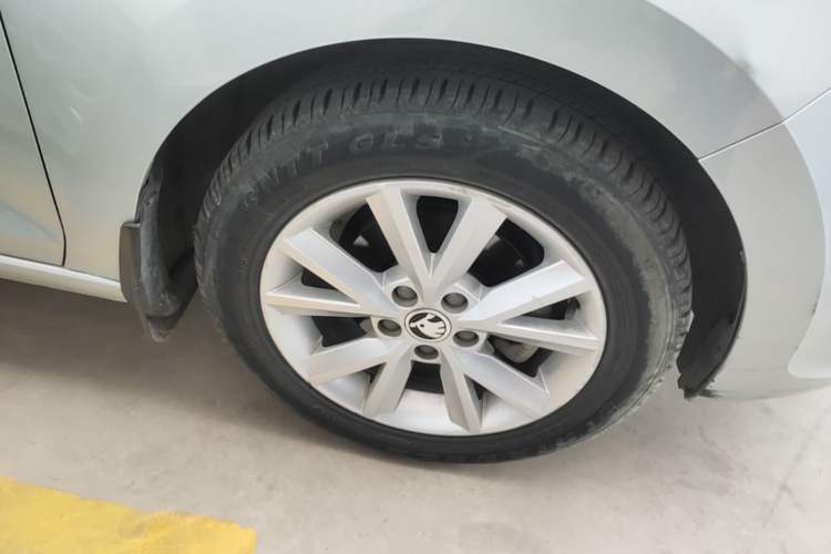 Used Skoda Rapid 2013 1.6L Automatic Smart Selection Model Right Front Wheel Hub