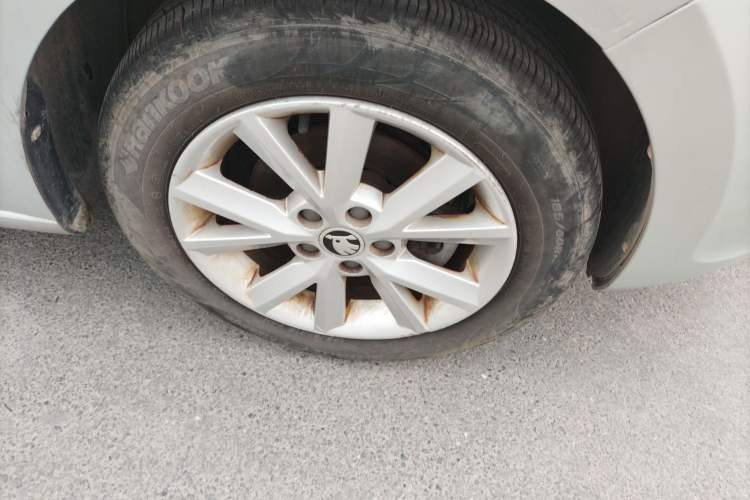 Used Skoda Rapid 2013 1.6L Automatic Preferred Model Right Front Wheel Hub