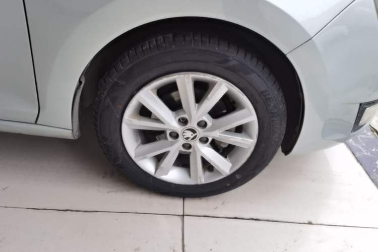 Used Skoda Rapid 2013 1.6L Automatic Preferred Model Right Front Wheel Hub