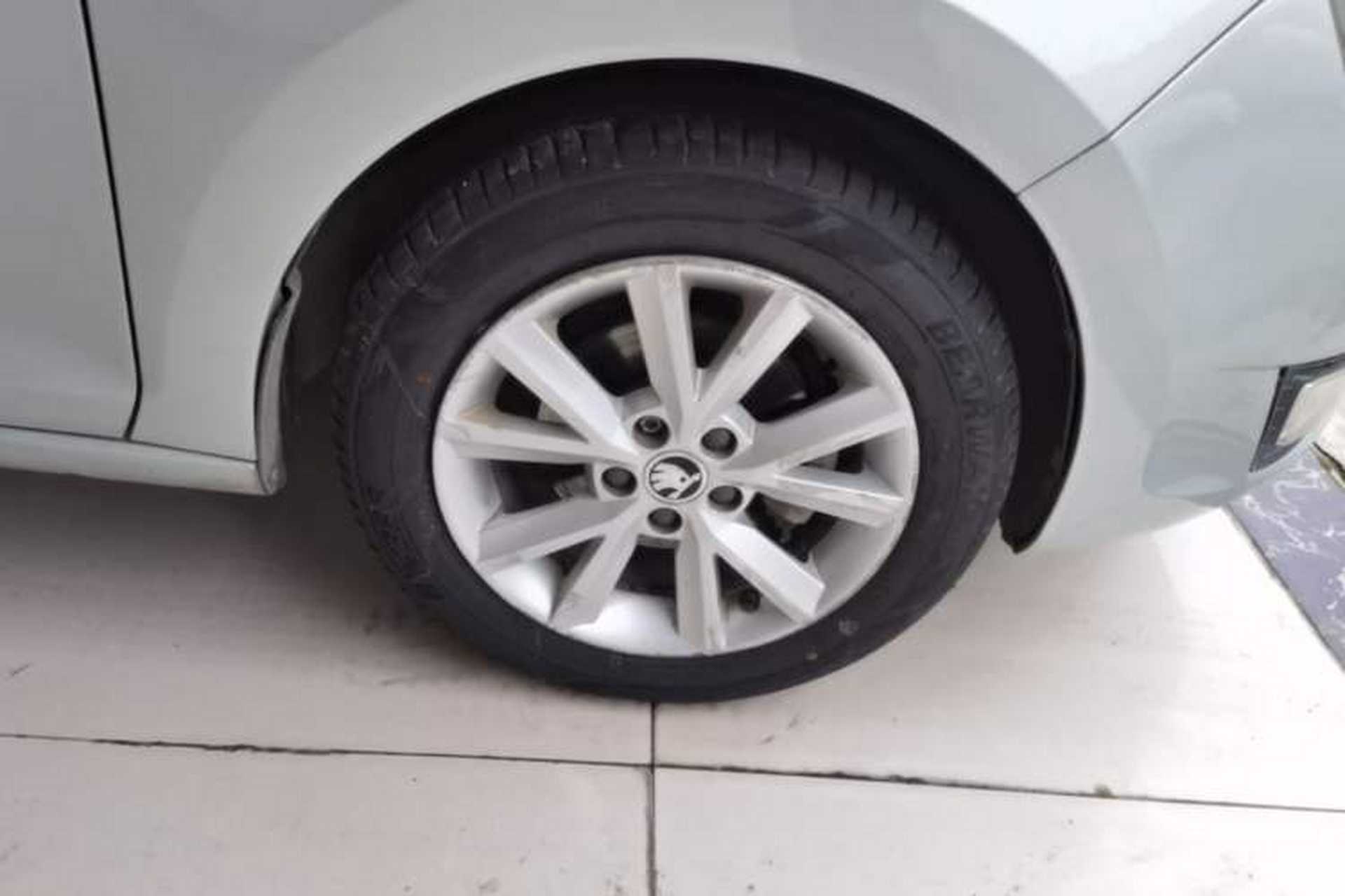 Used Skoda Rapid 2013 1.6L Automatic Preferred Model Right Front Wheel Hub