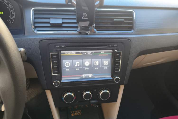 Used Skoda Rapid 2013 1.6L Automatic Smart Selection Model Audio And AC Panel