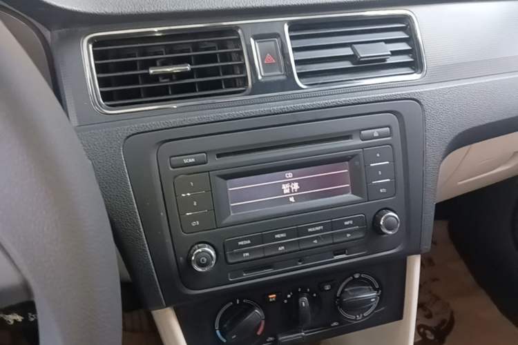 Used Skoda Rapid 2013 1.6L Automatic Smart Selection Model Audio And AC Panel