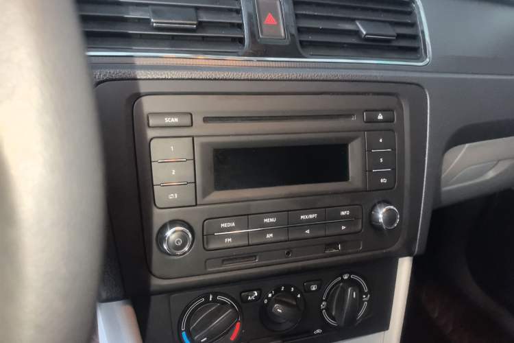 Used Skoda Rapid 2013 1.6L Automatic Smart Selection Model Audio And AC Panel
