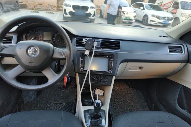 Used Skoda Rapid 2013 1.6L Automatic Smart Selection Model Center Console