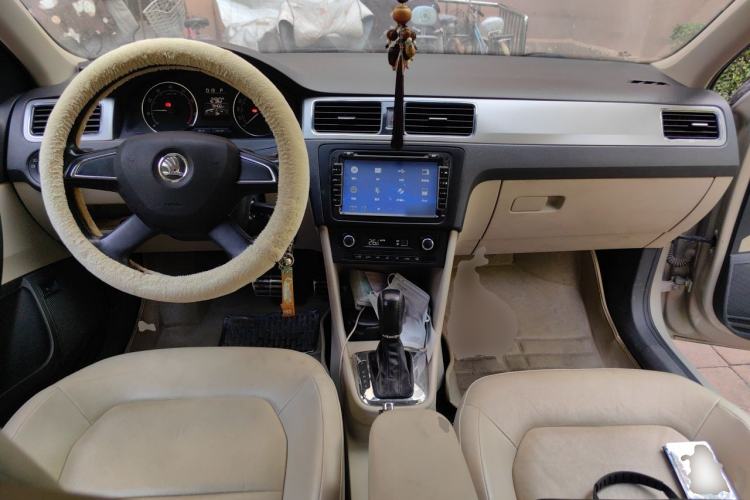 Used Skoda Rapid 2013 1.6L Automatic Preferred Model Center Console