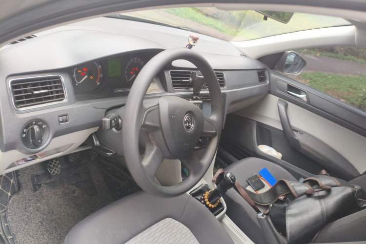Used Skoda Rapid 2013 1.6L Manual Smart Selection Model Center Console