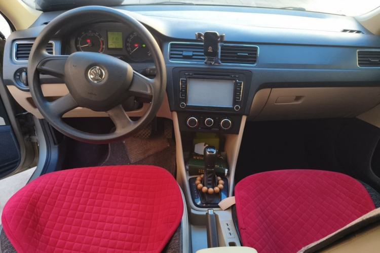 Used Skoda Rapid 2013 1.6L Automatic Smart Selection Model Center Console