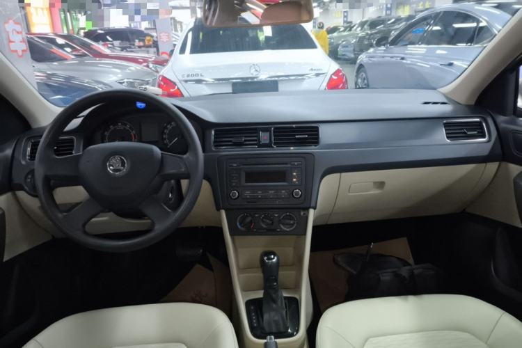 Used Skoda Rapid 2013 1.6L Automatic Smart Selection Model Center Console