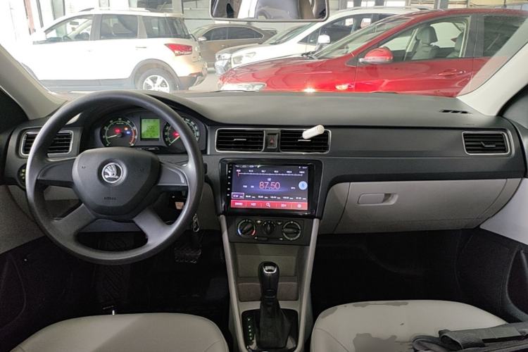 Used Skoda Rapid 2013 1.6L Automatic Smart Selection Model Center Console