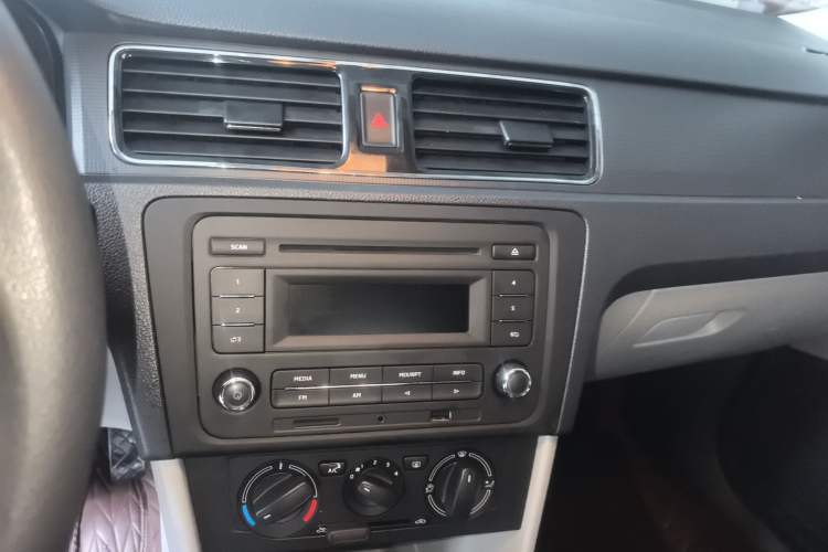 Used Skoda Rapid 2013 1.6L Automatic Smart Selection Model Center Console