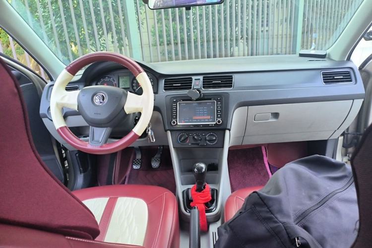 Used Skoda Rapid 2013 1.6L Manual Enjoyment Model Center Console