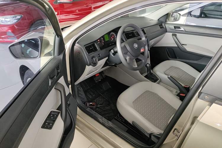 Used Skoda Rapid 2013 1.6L Automatic Smart Selection Model Driver Seat