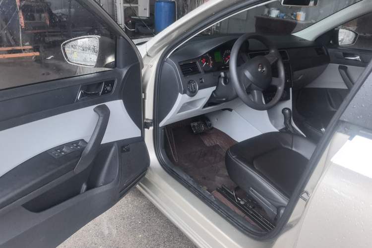 Used Skoda Rapid 2013 1.6L Automatic Smart Selection Model Driver Seat
