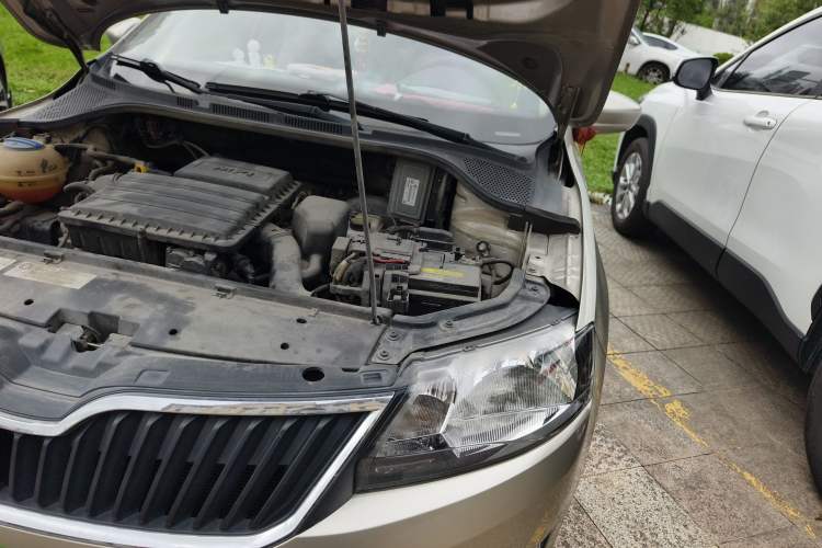 Used Skoda Rapid 2013 1.6L Automatic Smart Selection Model Engine Bay Left