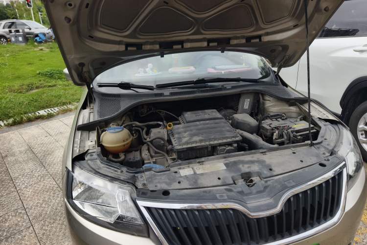 Used Skoda Rapid 2013 1.6L Automatic Smart Selection Model Engine Bay Right