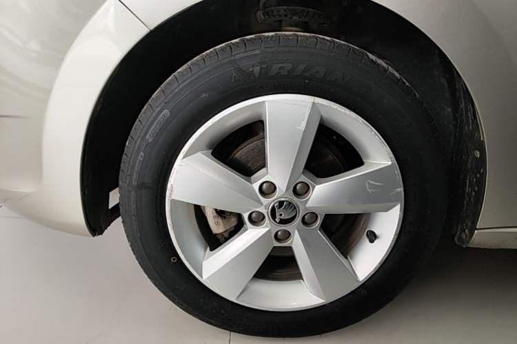 Used Skoda Rapid 2013 1.6L Automatic Smart Selection Model Exterior 4