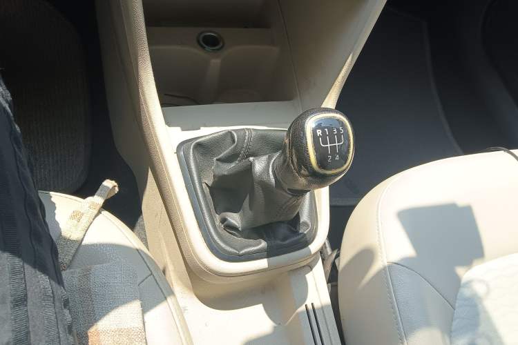 Used Skoda Rapid 2013 1.6L Manual Smart Selection Model Gear Lever