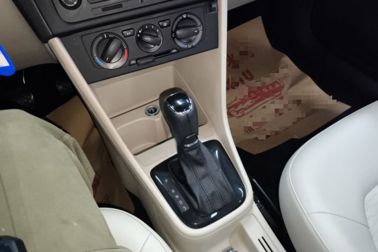 Used Skoda Rapid 2013 1.6L Automatic Smart Selection Model Gear Lever