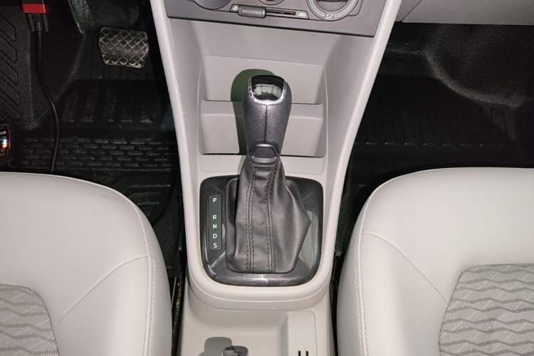 Used Skoda Rapid 2013 1.6L Automatic Smart Selection Model Gear Lever