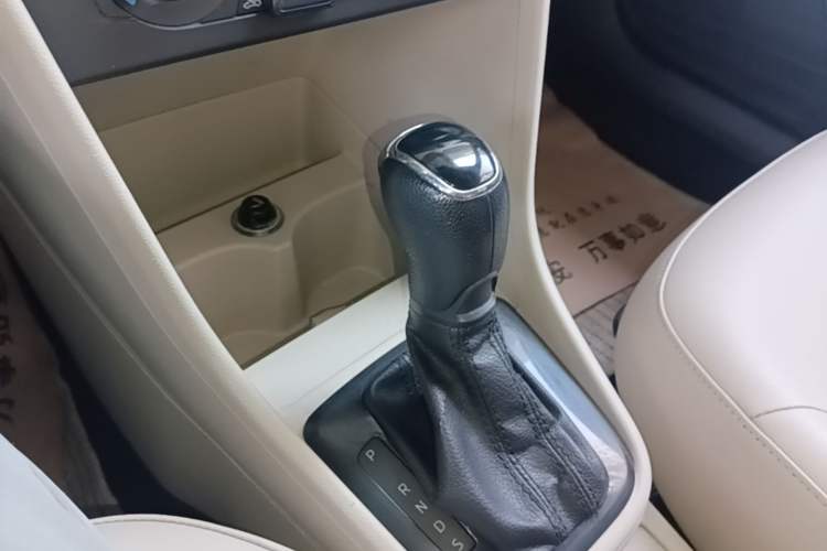 Used Skoda Rapid 2013 1.6L Automatic Smart Selection Model Gear Lever