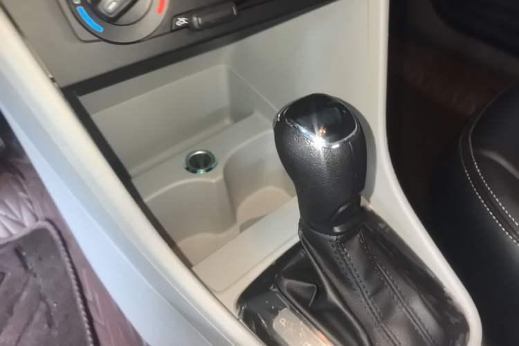 Used Skoda Rapid 2013 1.6L Automatic Smart Selection Model Gear Lever