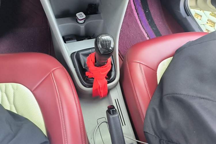 Used Skoda Rapid 2013 1.6L Manual Enjoyment Model Gear Lever