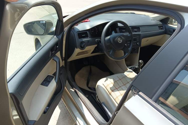Used Skoda Rapid 2013 1.6L Manual Smart Selection Model Interior 3