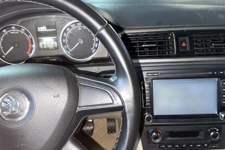 Used Skoda Rapid 2013 1.6L Manual Preferred Version Interior 3