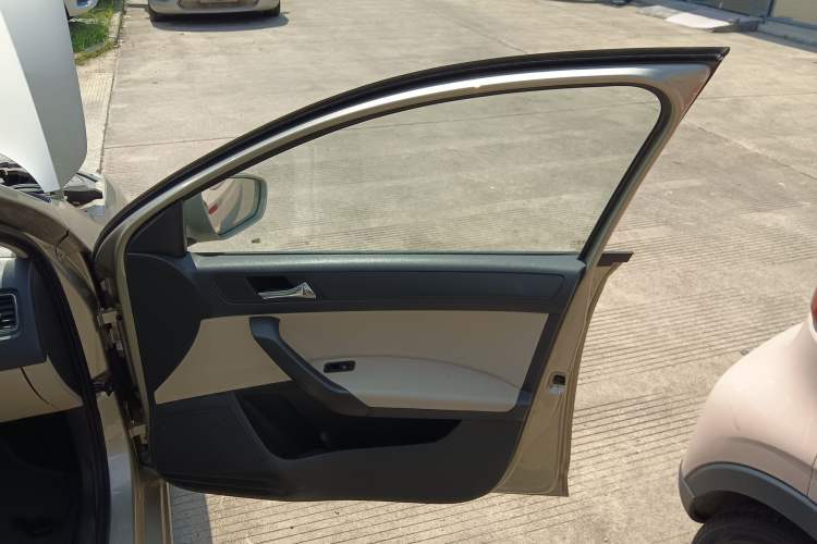 Used Skoda Rapid 2013 1.6L Manual Smart Selection Model Interior 5