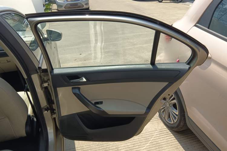 Used Skoda Rapid 2013 1.6L Manual Smart Selection Model Interior 6