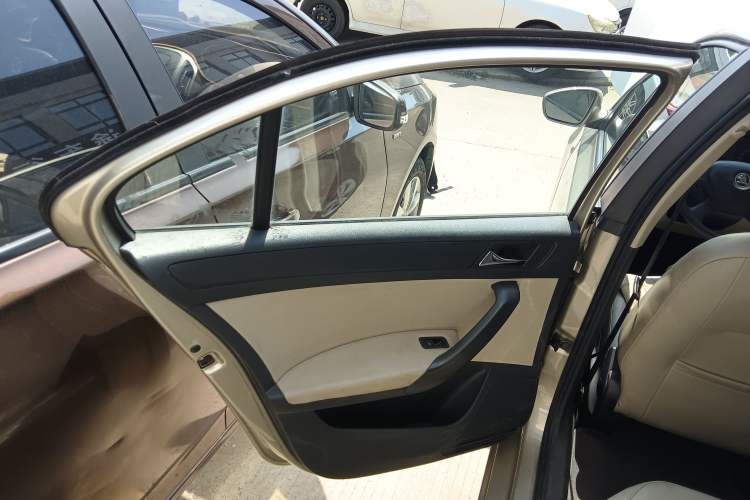 Used Skoda Rapid 2013 1.6L Manual Smart Selection Model Interior 8