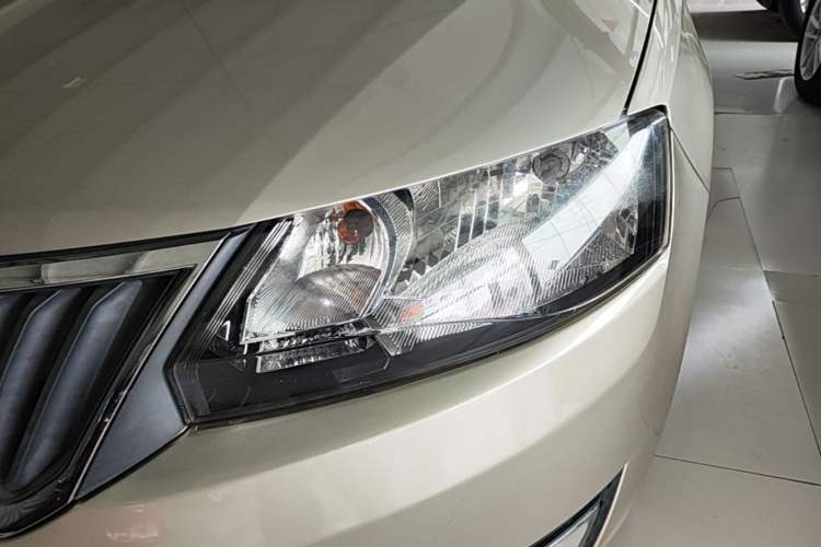 Used Skoda Rapid 2013 1.6L Automatic Smart Selection Model Left Front Headlight