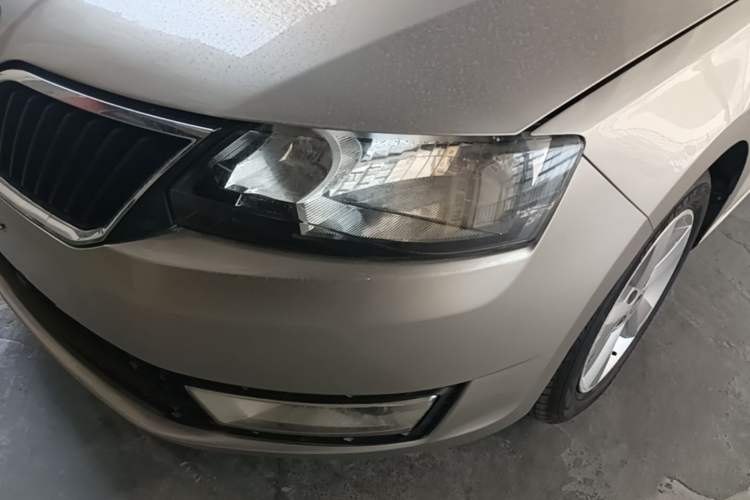 Used Skoda Rapid 2013 1.6L Automatic Smart Selection Model Left Front Headlight