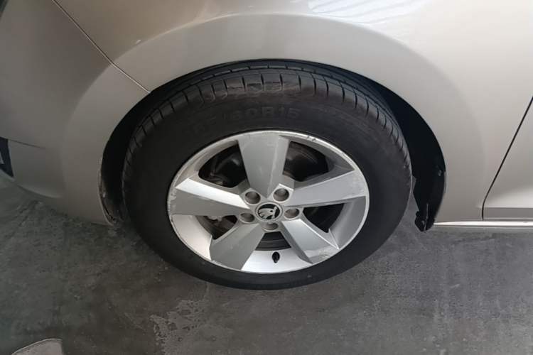 Used Skoda Rapid 2013 1.6L Automatic Smart Selection Model Left Front Wheel Hub